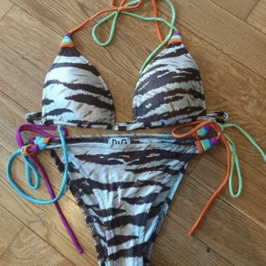 DOLCE & GABBANA  - Dolce & Gabbana bikini i superfint skick säljes. Säljes då jag rensar min garderob. Strl: S (36). Givetvis äkta. 