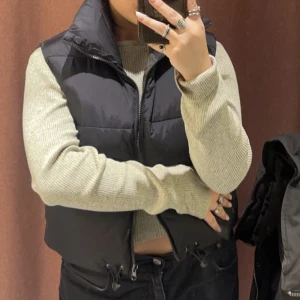 Svart pufferväst - Skit snygg pufferväst som jag inte använder längre! Fortfarande i bra skick och köptes för 1 år sen från gina för 499kr :) 