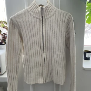 Stickad kofta  - Den är ganska liten i storleken.