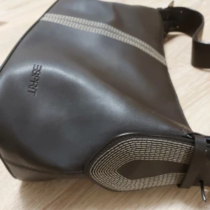 Väska - Väska från Esprit i väldigt bra skick😊remmen går att shysstera 