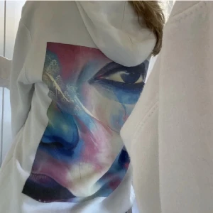 Hoodie  - Superfin Hoodie från thecoolelephant som endast är använd några få gånger och skicket är därför som ny. Perfekt nu till sommaren med alla färger på trycket baktill, kan skickas direkt om någon skulle var intresserad av det💞