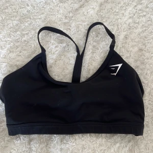 Gymshark sport-bh - Svart sport-bh  Storlek M, men skulle säga att det är mer som en S  Lite tråd som gått upp, men inget jag tänkt på