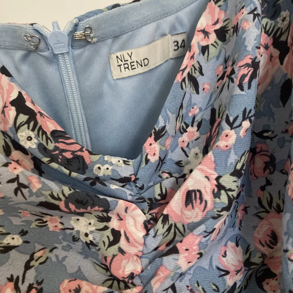Jättefin och blommig klänning från Nelly 🌸 använd vid et par tillfällen, men utan defekter och i bra skick! Perfekt till midsommar!. Klänningar.