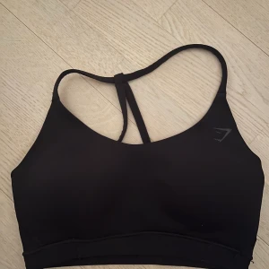 Gymshark sport bh  - Hej! Säljer denna super fina gynshark sport behån i storlek XS. Passar även en S skulle jag säga. Super fin och mjuk! Detta är deras  ”studio sports bra” , nypris: 500kr. Säljer även massa annat från gymshark så kolla gärna!