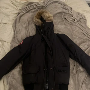 Canada Goose  - En gammal jacka jag köpte på en thrift store  Pris kan diskuteras 