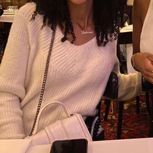 Vit stickad tröja - Vit stickad med v-neck som är jätte snygg! Den har inte kommit till användning helt enkelt💗