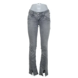 Jeans - Jätte snygga lågmidjade, bootcut jeans i grå som är bra skick som tyvärr va för små för mig.