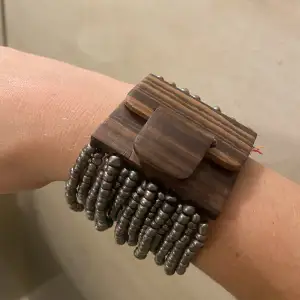 Armband i trä och pärlor