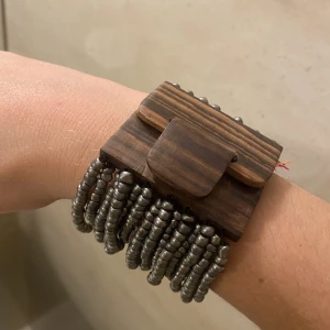 Armband - Armband i trä och pärlor