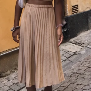 Beige kjol - Jättefin kjol från Gina Tricot, 