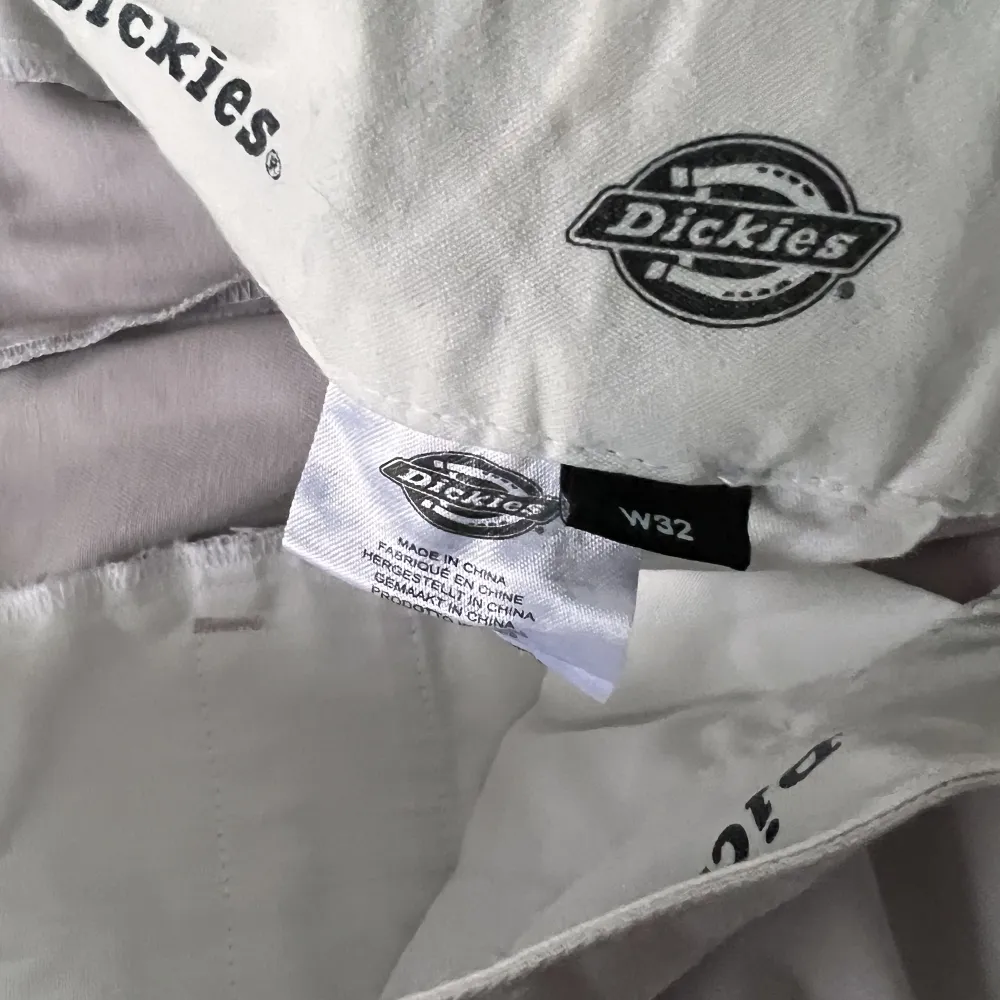 Säljer dessa byxor från Dickies, använd fåtal gånger. Är i storlek W32 passar till M/L. Köpta för 750 säljer för 550 inklusive frakt. . Jeans & Byxor.