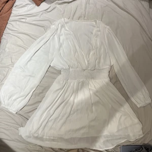 White shirred summer dress - vit klänning - Only been worn once. It fits true to size but the waist is stretchy so can fit bigger too