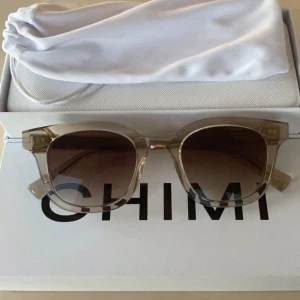 Chimi glasögon - Säljer mina chimi glasögon i 02 i färgen ecru. De är använda endast ett fåtal gånger, nypris är ca 1200💕 kan även tänka mig att byta mot 04 (kan vara en annan färg) 