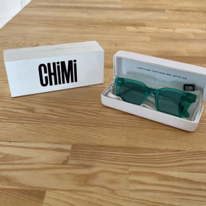 Chimi glasögon 04 - Ett par chimi glasögon i nyskick, glasögon som ej säljs i butik längre. Nästan oanvända. Färg grön storlek 04. Alla tillbehör finns med. Köparen står för frakten och jag står inte för postens slarv. Pris: 1000. Kontakta vid intresse!💝