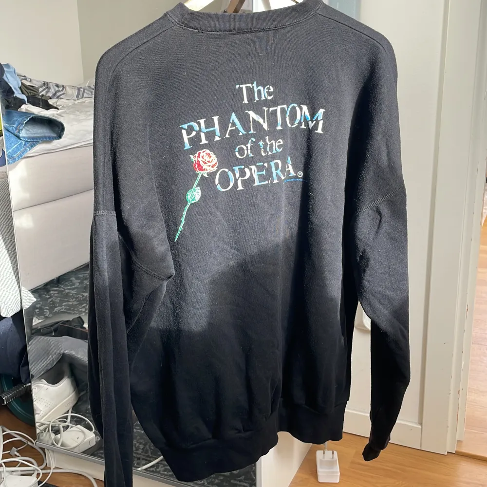 Säljer nu min svarta Phantom of The Opera sweatshirt. Köptes på second hand och är i väldigt fint skick. Den sitter jäkligt bra, som en baggy vintage sweatshirt ska göra!!. Tröjor & Koftor.