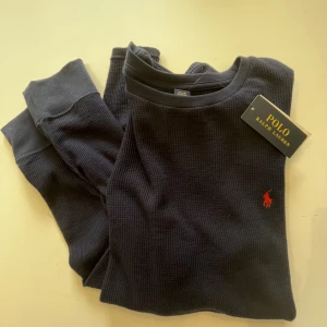 Ny Ralph Lauren tröja - Helt oanvänd ralph lauren tunn stickad tröja med nypris 1795kr. Det går att skickas eller träffas upp :)