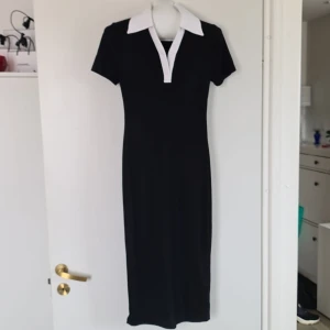 Svart Långklänning  - Svart långklänning med vit krage inspirerad av Wednesday Addams. Köpt på Shein men ändå bra kvalitet. Storlek S. Skulpterar kroppen.   Finns i Täby C. Kan skickas.