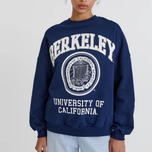 Collage tröja - Säljer min sparsamt använda collagetröja som jag har köpt på pull and bear! Nypris 400kr, använd 2-3 gånger och är tvättad! Skriv privat vid frågor 😊 säljer då jag har en nästan likadan!