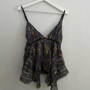 Super söt hippie topp! - Super cool hippie vibe linne! Cool mönster och är i storlek M/L! Färgen är som på första bilden!!!❤️ Använd köp nu funktionen!💋