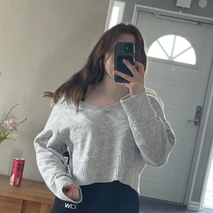 Ofshoulder tröja - Ofshoulder tröja i varmt tyg. Krage baktill och fin urringning. 