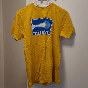 Yellow shirt - Size 170 lightly used in good condition yellow shirt. Feel free to contact us in Swedish or English. 