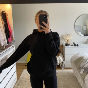 Svart hoodie - Svart hoodie från Calvin Klein i storlek M