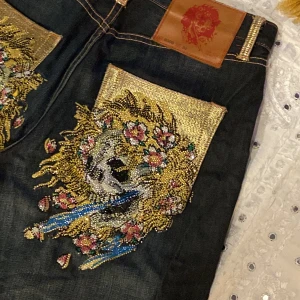 Y2k Ed Hardy shorts  - Skitsnygga Christian Audigier Ed Hardy shorts/jorts med asfet design på båda bakfickorna. Säljes pga inte min stil längre. Använda Skick 9/10. 65 cm långa. Skriv gärna vid intresse. Kan mötas upp Villig att diskutera priset 