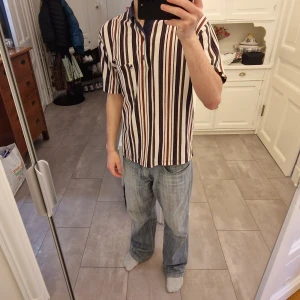 Polotröja kortärmad polo tröja - Vintage Kortärmad Polotröja med ränder mönster. Najs till sommaren