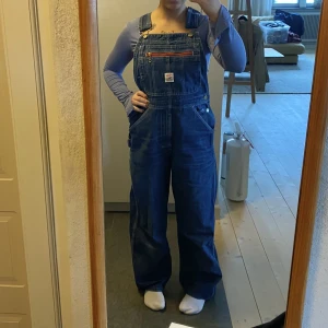 Hängselbyxor - Hängselbyxa, fyndat på second hand något år sedan. Står ingen storlek men jag är en S och den sitter litte baggy på mig, beroende på hur man vill att det ska sitta funkar det mellan XS-M skulle jag säga 🫶