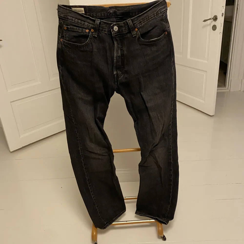 Snygga Levis 501 jeans!! Köpta på nk i Göteborg. Orginaltrogen pris 1200kr mitt pris 500kr. Storlek 32/32. Använda fåtal gånger! Skick 9/10. Jeans & Byxor.