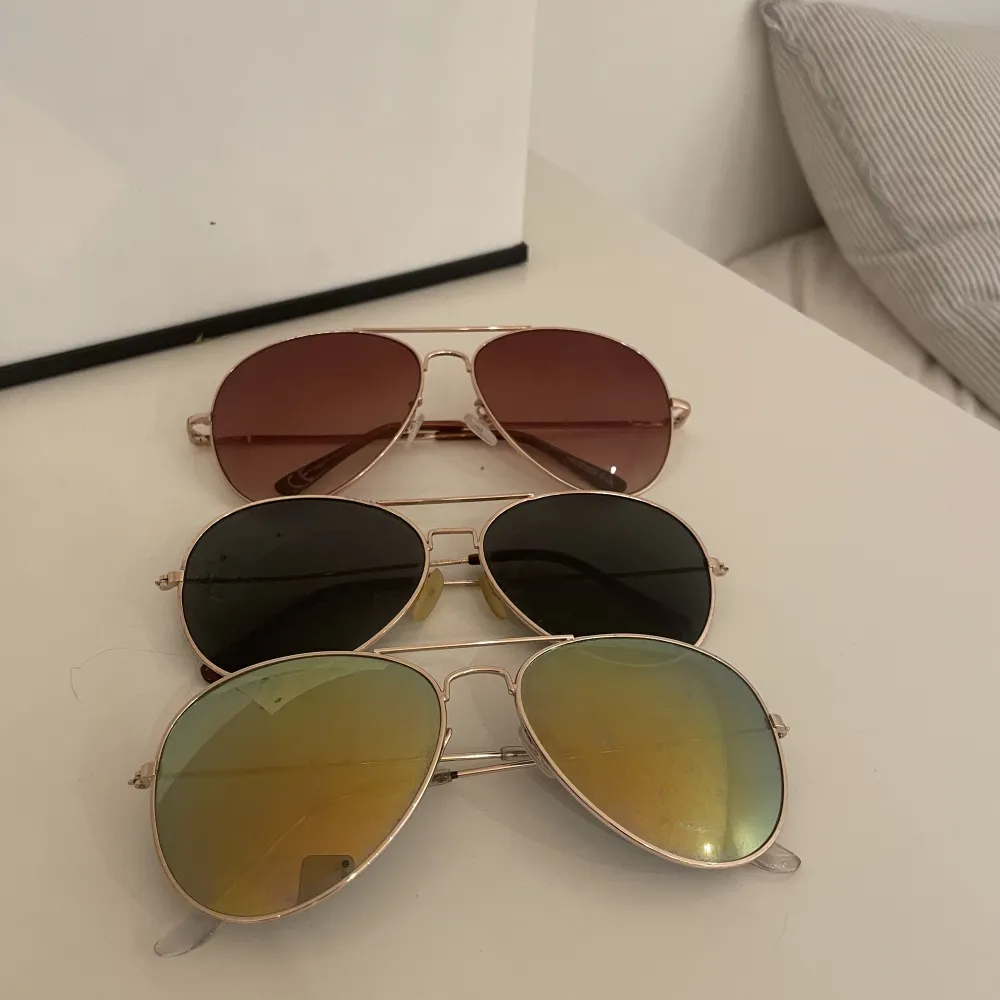Dessa 3 solglasögon säljs 50kr styck eller 100kr för alla 3. . Accessoarer.