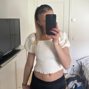 Vit topp - Vit jättesöt sommartopp! Skriv privat om du har någon fråga ☺️3 FÖR 2 PÅ ALLT