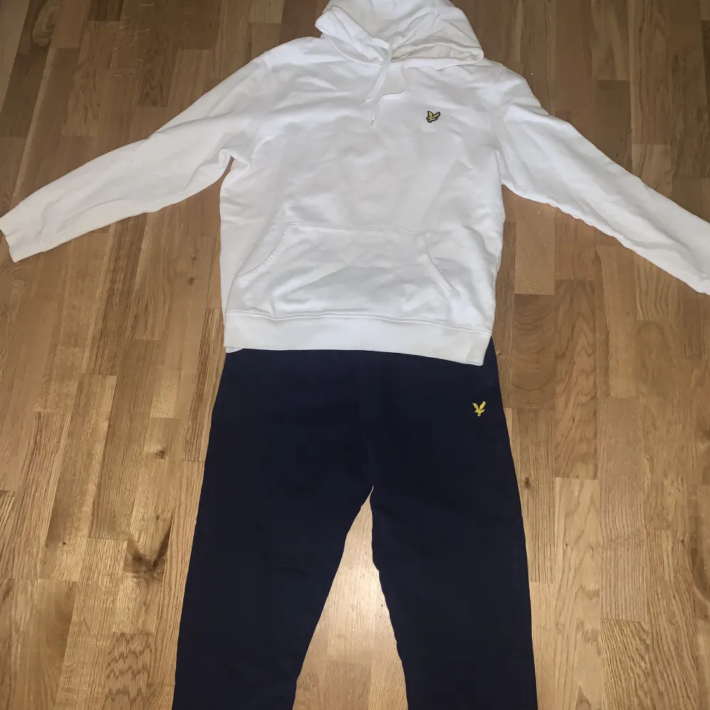 Hallå Där! Lyle & Scott hoodie Size/M  Färg/vit Använd fåtal gånger Nypris:849kr.        Mitt pris:350 Lyle & Scott byxor Size/M Färg/Blå Testad 3-4 gngr då de var present. Nypris: 749kr. Mitt pris:300kr PAKETPRIS:500kr  . Hoodies.