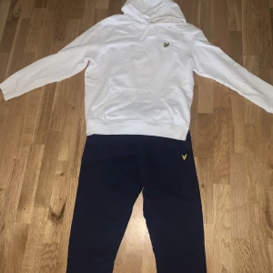 mysset - Hallå Där! Lyle & Scott hoodie Size/M  Färg/vit Använd fåtal gånger Nypris:849kr.        Mitt pris:350 Lyle & Scott byxor Size/M Färg/Blå Testad 3-4 gngr då de var present. Nypris: 749kr. Mitt pris:300kr PAKETPRIS:500kr  