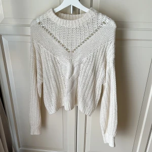 Vit kabelstickad tröja från hm - Lappen i nacken saknas men annars fint skick.