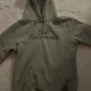 Grå Peak Performance hoodie i storlek L som passar de som har storlek xs. säljer då den är för liten för mig💓