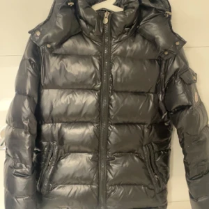 Moncler Jacka - Säljer denna jackan eftersom den nu blivit för liten!   Ifall ni vill ha fler bilder kan ni skriva privat så får ni!  