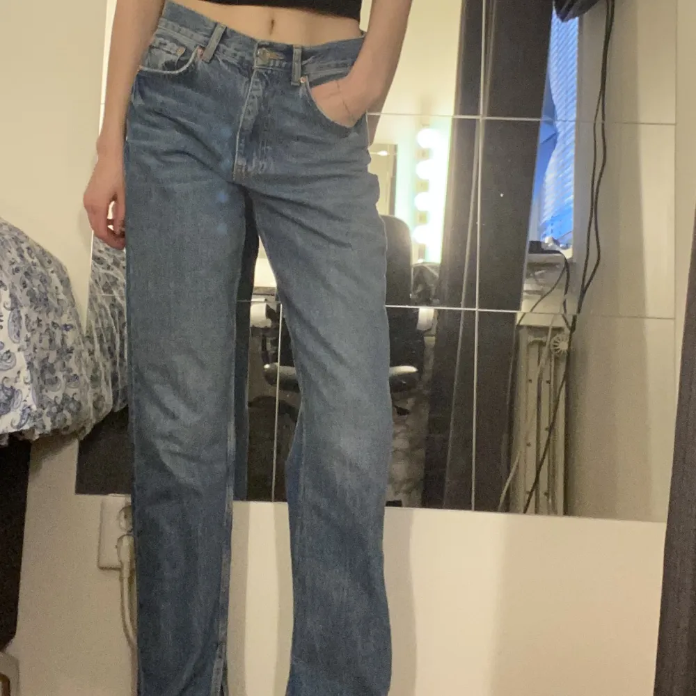 Dessa jeans är från Gina tricot och är i nytt skick & säljs pga förstora. De har medelhög midja och raka ben med slits. Nypris 599kr, strl 36❤️❤️  . Jeans & Byxor.