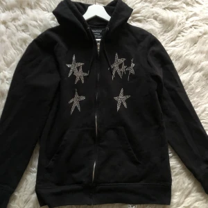 Yung lean - Säljer min yung lean tröja för 600kr jätteskön! Den är i storlek L men passar mig som har S och är 160! 