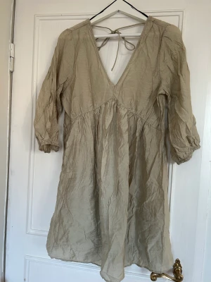 Grön sommarklänning  - Säljer denna gröna sommarklänning ifrån HM. Klänningen är bara använd fåtal gånger och i bra skick. Tyget är tunt så perfekt att dra på sig till stranden i sommar☀️