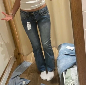 Brandy melville jeans - Säljer dessa supersnygga lågmidjade jeansen då de är lite förstora för mig i midjan och lite för korta. Vet inte exakta mått men mitt midjemått är 76 så skulle gissa runt 79cm. Jag är ungefär 1,68. Köpta på plick men aldrig använda av mig, inga defekter🥰