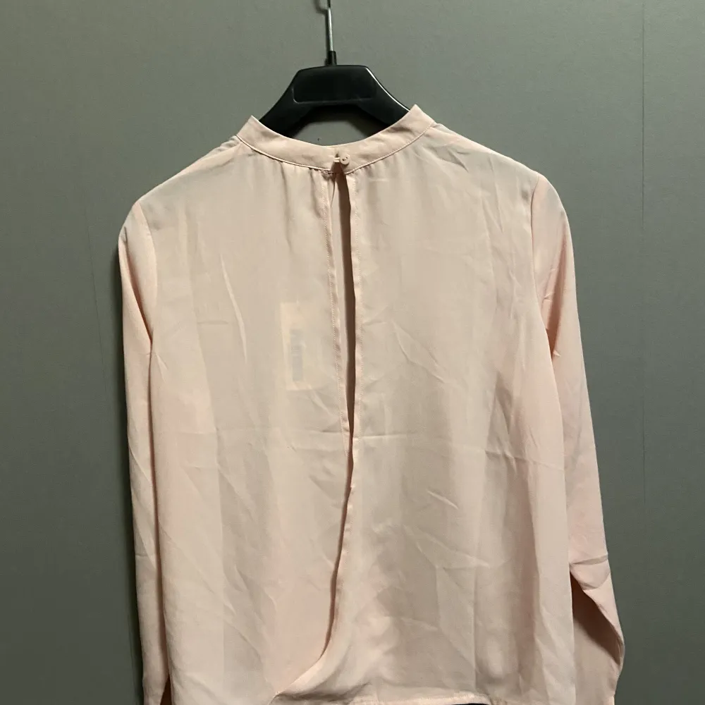 Fin blus/tröja från Nelly  Säljer pågrund av att den är för liten för mig Storlek 34. Tröjor & Koftor.