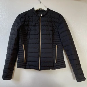 Fin vår jacka - I princip aldrig använd. Jättefin jacka köpt från Design Only. 