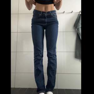 Mörkblåa jeans i väldigt bra skick! 💕🥰 Hör av dig vid funderingar! Jag är 1,64