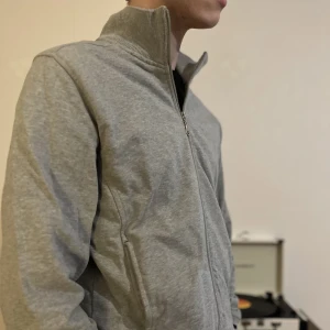 Vintage Fullzip - Vintage grå fullzip, storlek L men ganska tight. Dragkedjan är lite skadad men fungerar perfekt!