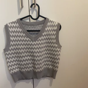 Vest - Säljer på grund av aldrik kom till användning. Jättebra material