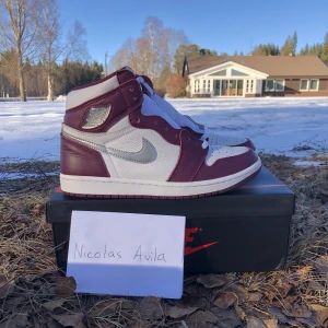Jordan 1 High Bordeaux  - Säljer Jordan 1 High Bordeaux i väldigt fint skick. Det ingår box och digitalt kvitto från Nike, SNKRS! För fler bilder eller frågor så är det bara att kontakta via DM!