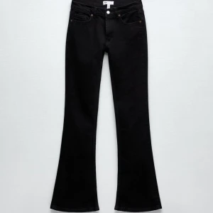 Zara jeans low rise flare - Helt utsålda och helt nya lågmidjade utsvängda byxor från Zara i storlek 38. Använda en gång. Dessa är väldigt små i storleken och därför skulle jag säga att den sitter som 36🤍 Originalpris: 400kr  Köparen står för frakt, skriv vid intresse🤍