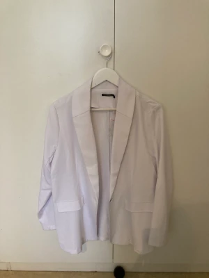Supersnygg vit blazer. Perfekt till studenten  - Vit blazer, oanvänd! Så snygg som oversize. Inköpt förra året och sen har den inte använts. Lappar kvar. Perfekt till studenten. Som del av kostym eller över klänning. 