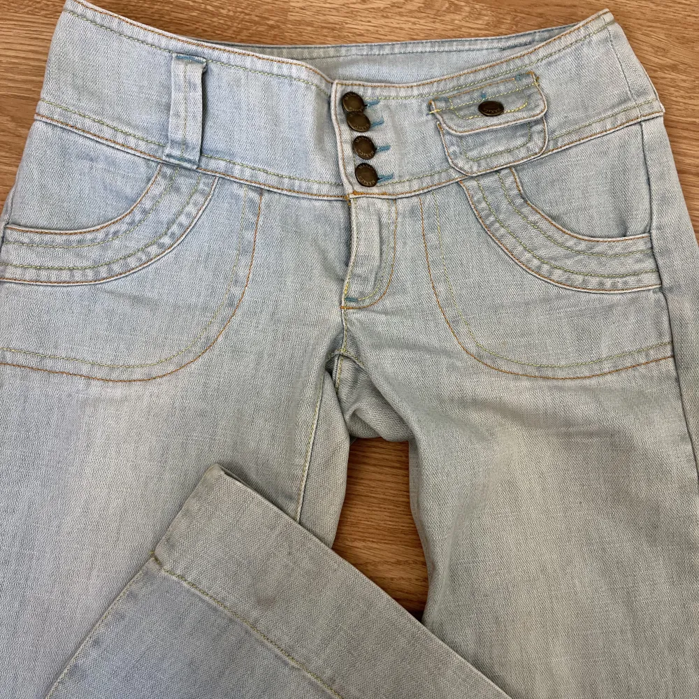 Asballa lowwaist jeans med pastellfärger i sömmarna💗🧡💚 jeansen är bootcut och i fint skick! Jag har storlek 36 i byxor och är 171 lång. Vet inte vad dessa jeans är i jeansstorlek men ksk en 28a. Skriv för mer bilder . Farkut & Housut.
